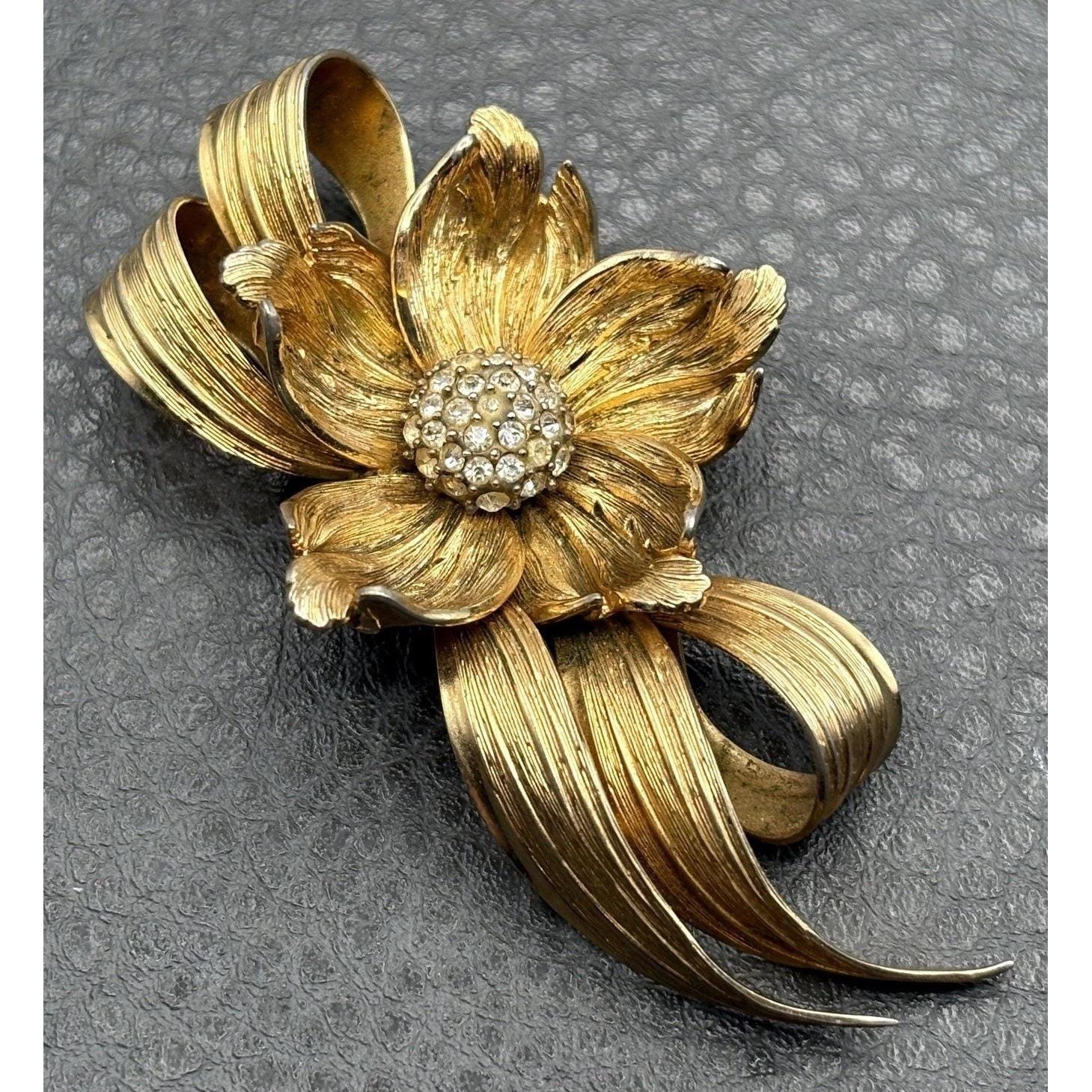 Rare Grosse Dior Designer C.1964 Flower Brooch Pin Gold Tone Rhinestone Vintage